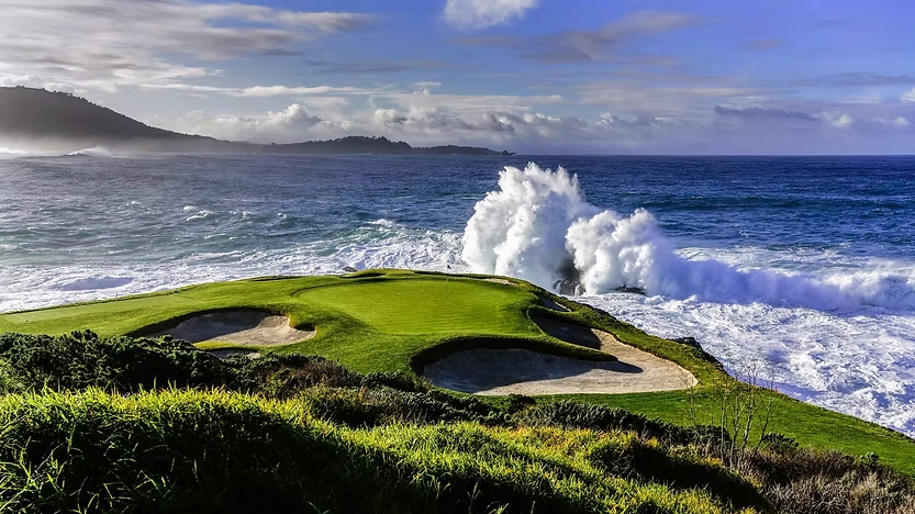 Par-3 7th hole at Pebble Beach Golf Links, is located on a seaside cliff, it perfectly blends golf design with natural beauty.