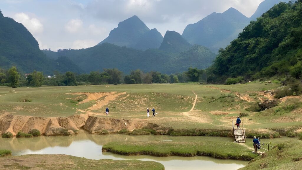 Người dân địa phương trở thành caddie tại sân golf Bãi Tình